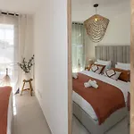 Modern Golf Oasis Pool, Terrace & Parking Apartmán