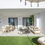 Modern Golf Oasis Pool, Terrace & Parking Apartmán