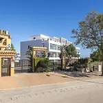 Modern Golf Oasis Pool, Terrace & Parking Apartmán *